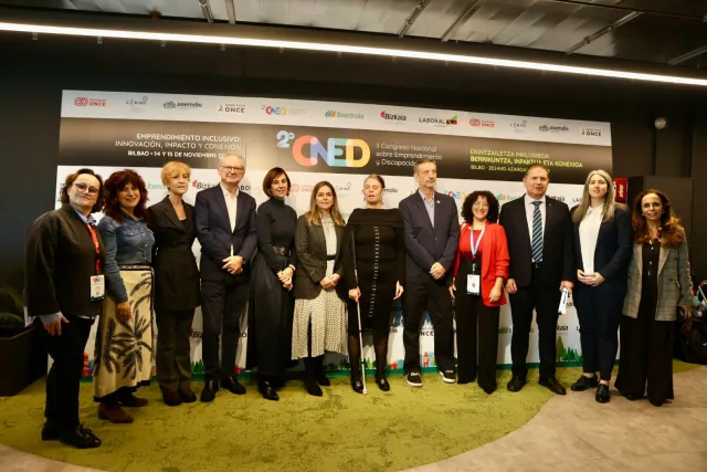 Foto de familia de la inauguración del II CNED ante el photocall del congreso en Bilbao