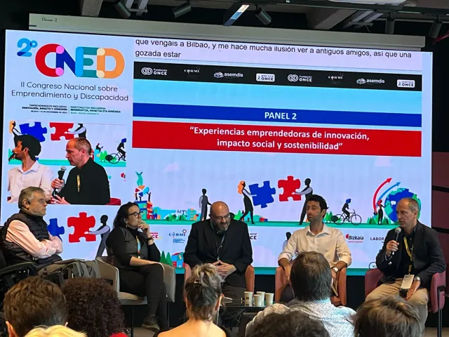 Panel «Experiencias emprendedoras de innovación, impacto social y sostenibilidad» del II CNED, con cinco ponentes ante el público