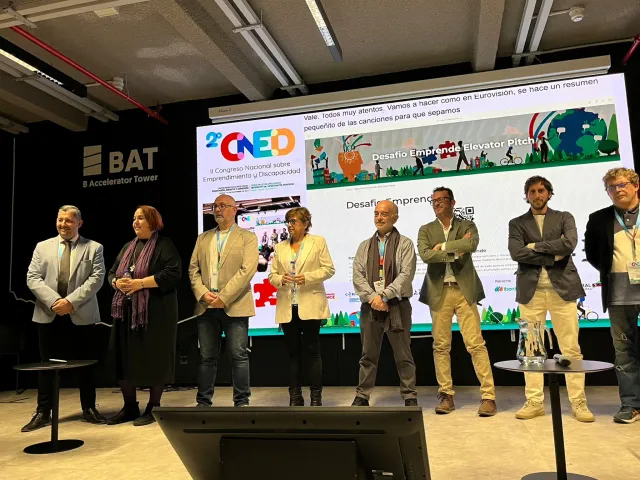 Participantes del Desafío Emprende Elevator Pitch en el escenario del II CNED