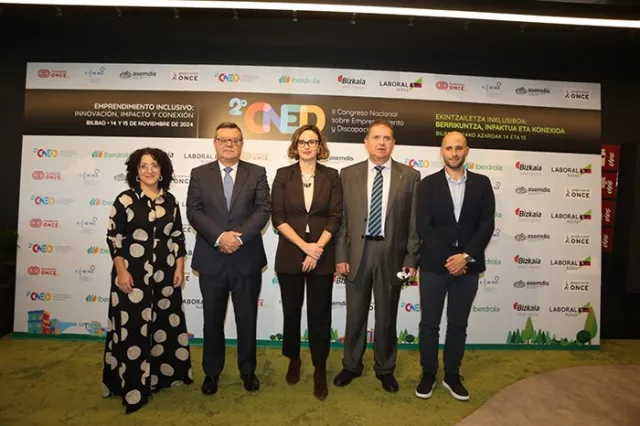 Invitados de la inauguración posan ante el photocall del II CNED, «Emprendimiento inclusivo: innovación, impacto y conexión»