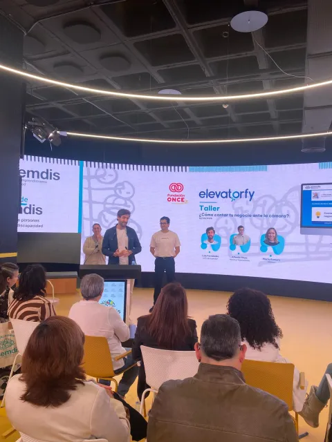 Tres ponentes de Elevatorfy presentan su taller en el escenario del III Encuentro ASEMDIS