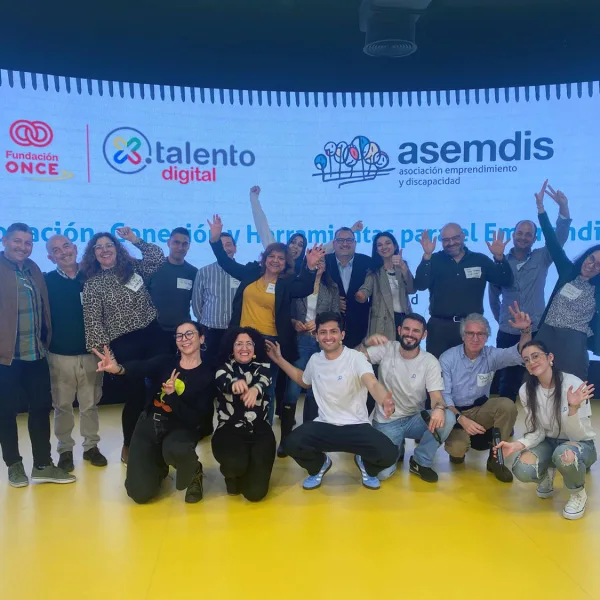 Grupo de personas asociadas a asemdis celebrando un encuentro de emprendimiento junto a Fundación ONCE y Talento Digital